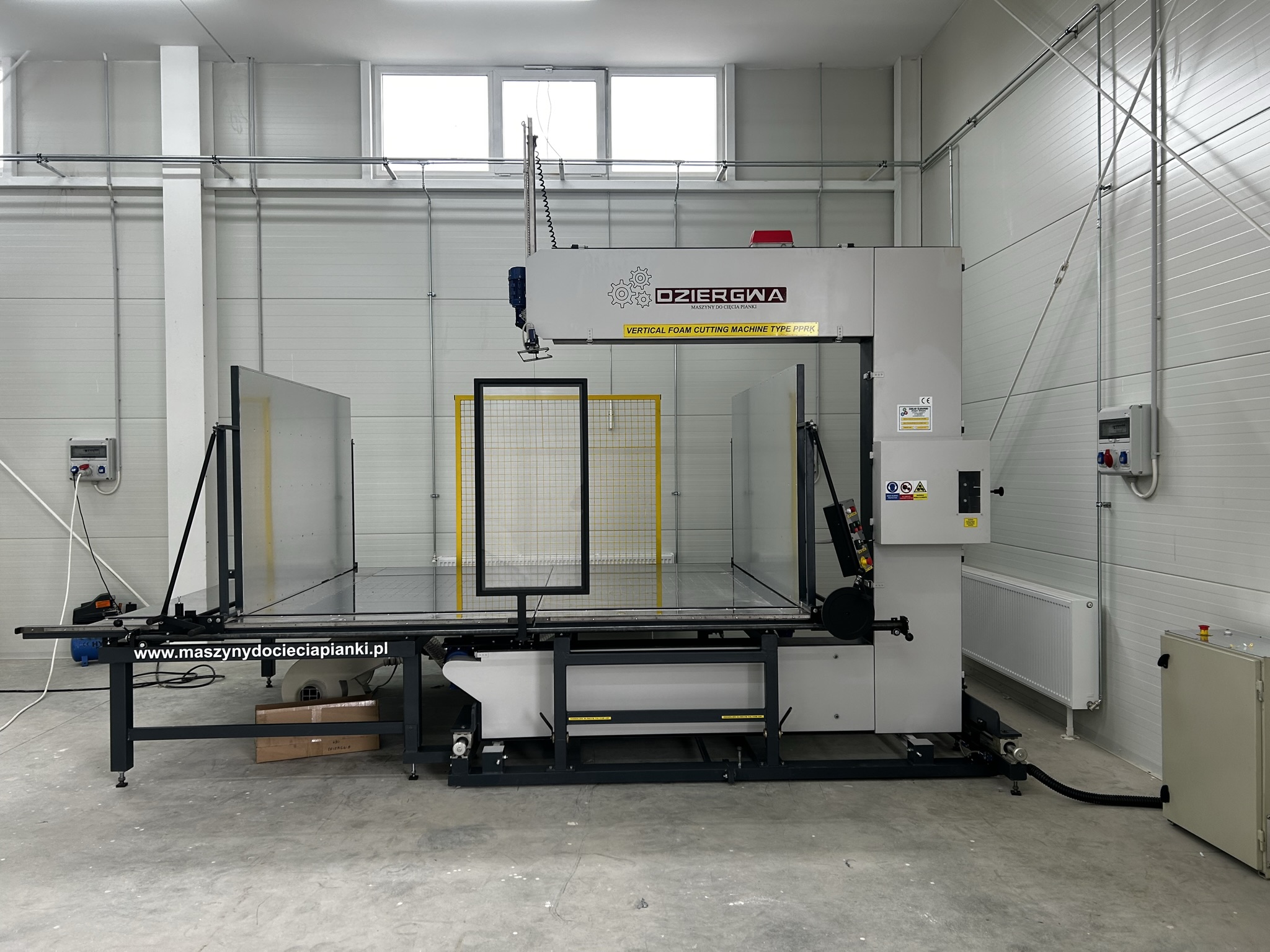 Halbautomatische Vertikalschneidmaschine TYP PPRK - 1